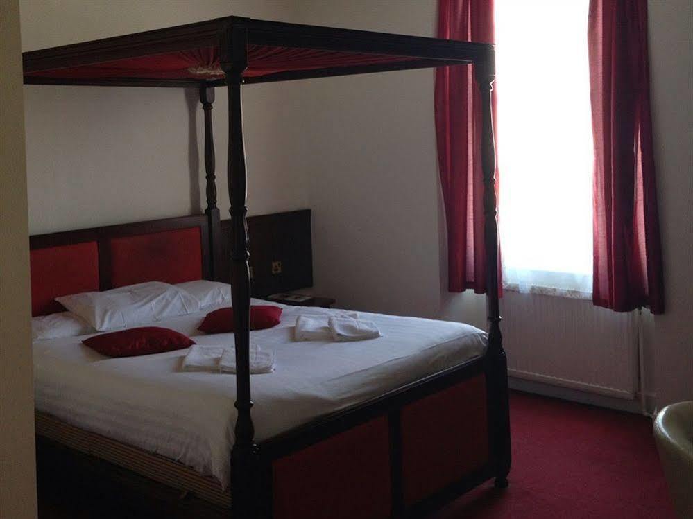 The Saracens Head Hotel Great Dunmow Luaran gambar