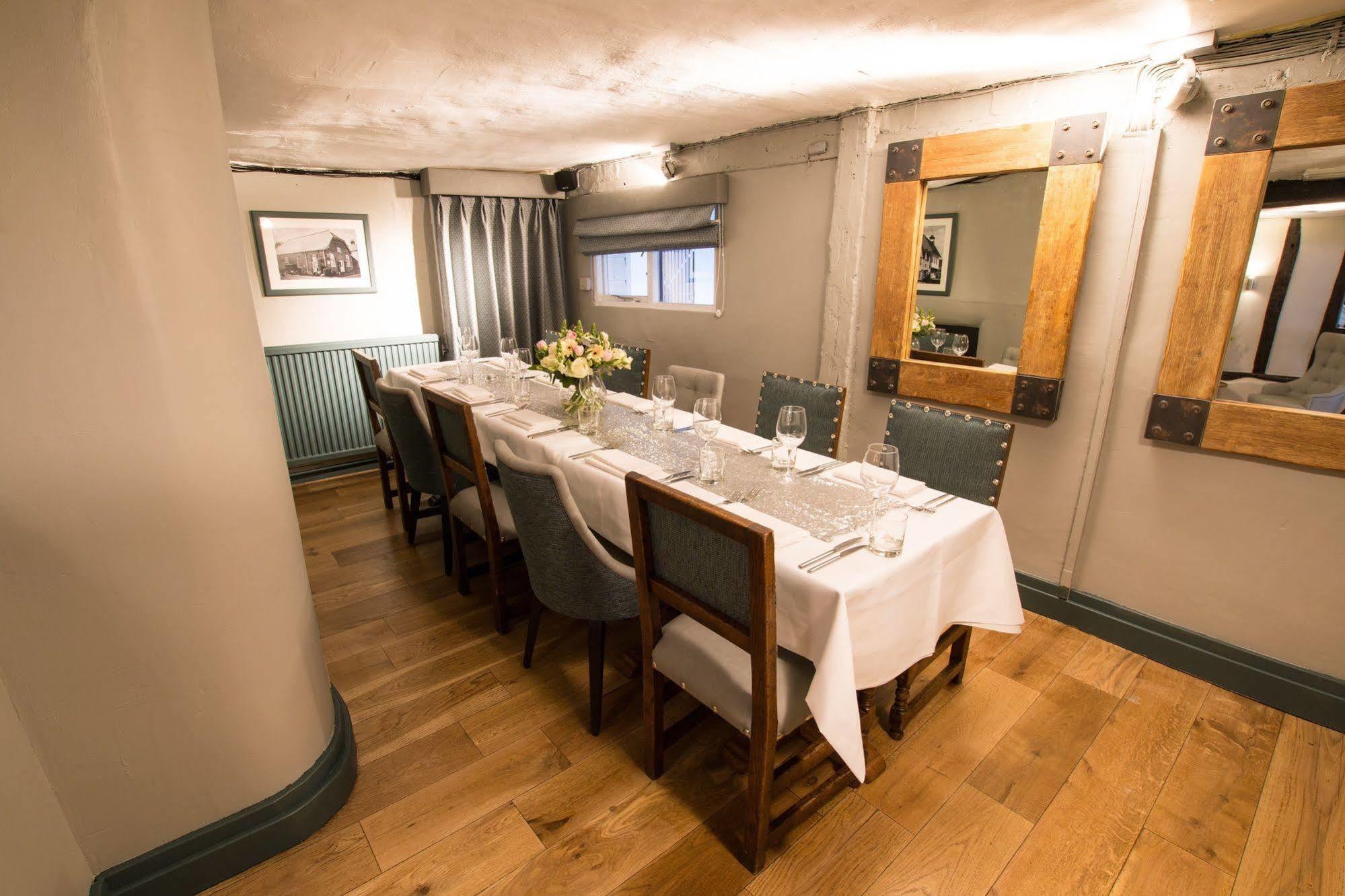 The Saracens Head Hotel Great Dunmow Luaran gambar
