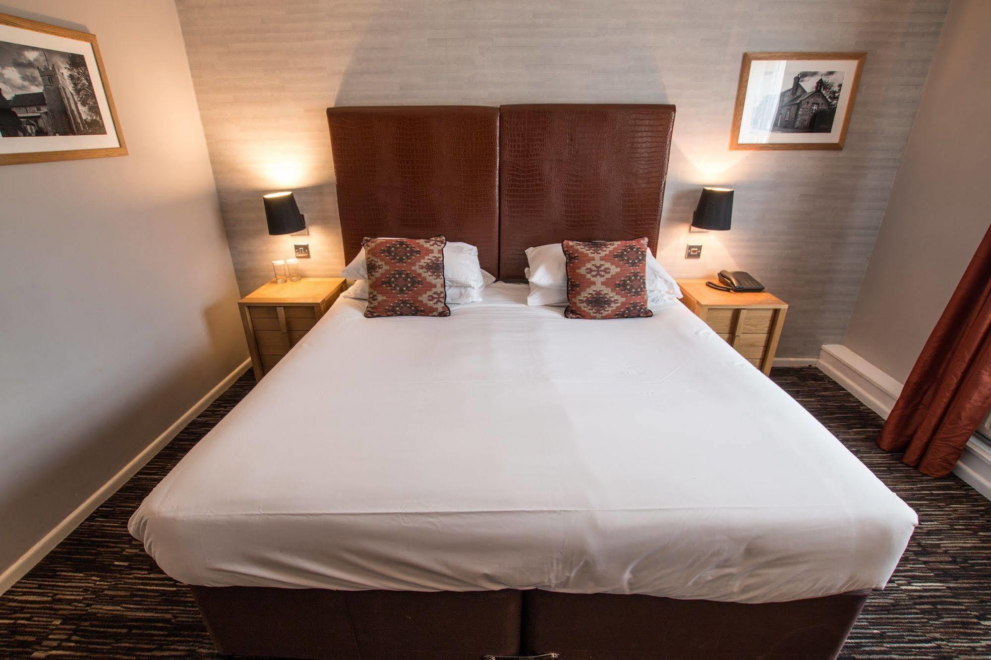 The Saracens Head Hotel Great Dunmow Luaran gambar